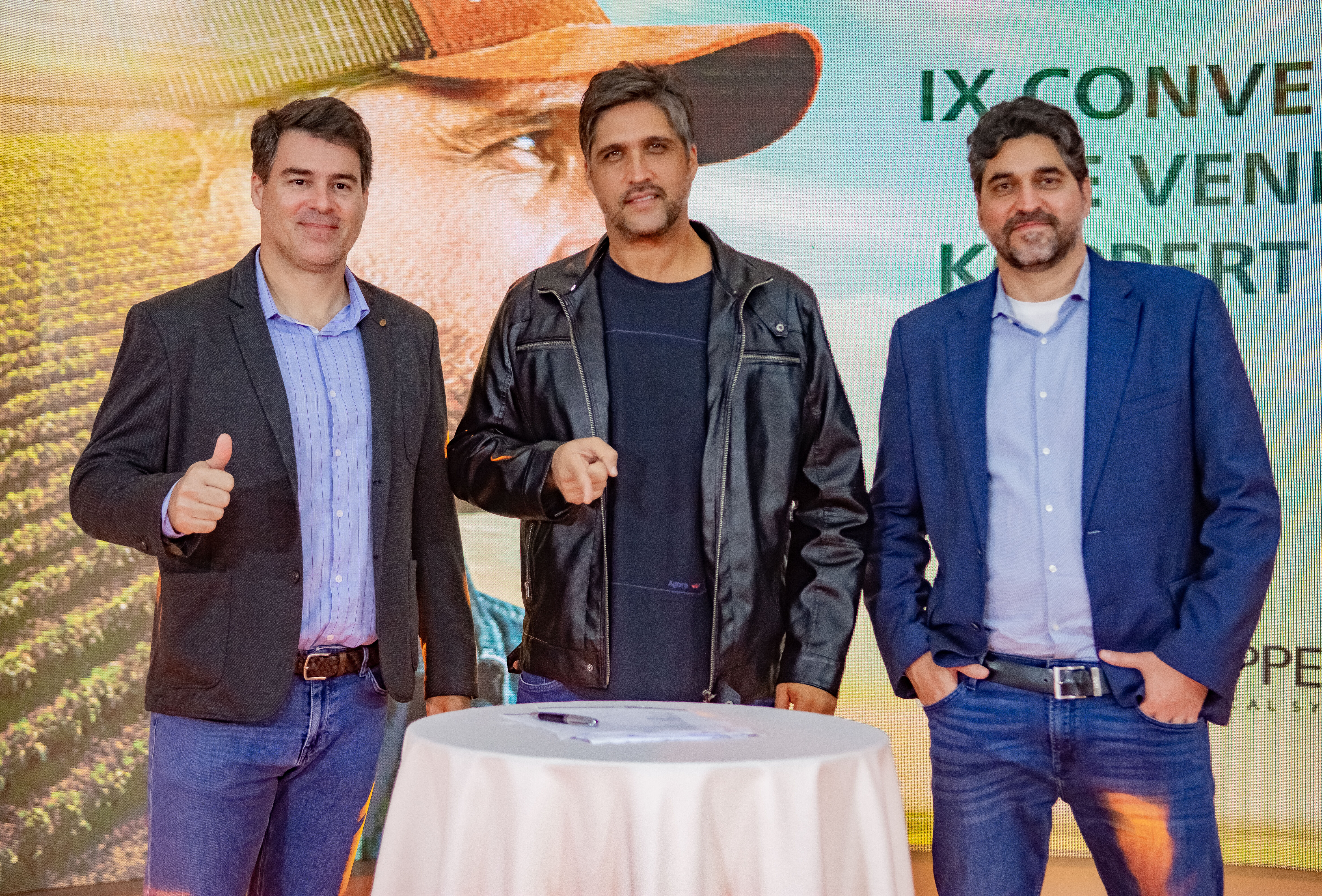 Cantor Léo Chaves estrela campanha de aniversário