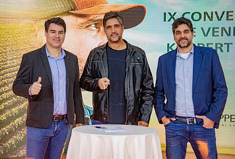 Cantor Léo Chaves estrela campanha de aniversário